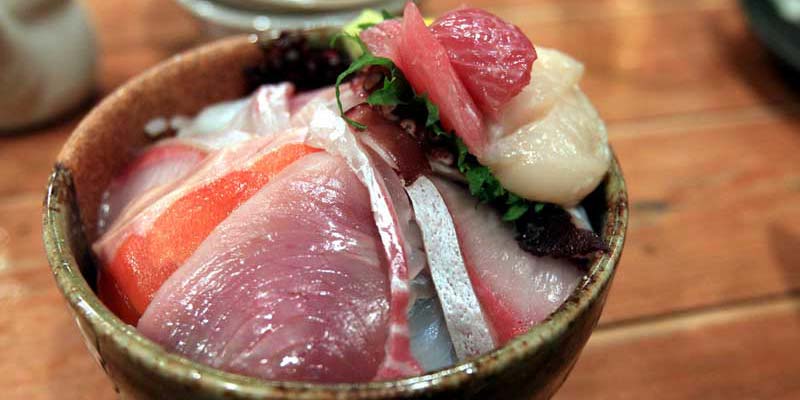 Cuisine francaise influence japonisante, thon cru, sashimi salade